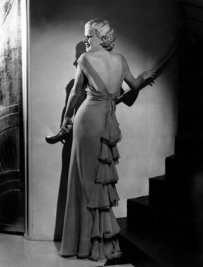Thời trang nước Pháp năm 1930 với Chiếc váy đầm hở lưng